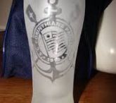 copo jateado, com simbolo do Corinthians opaco.